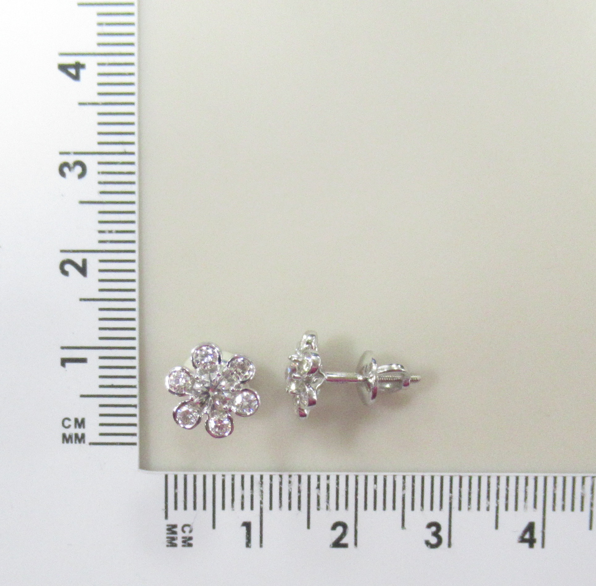 Серьги-пусеты из белого золота с бриллиантами "Цветы"